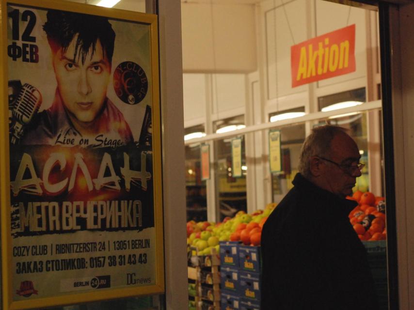 Un cartel en alfabeto cirílico decora la entrada del Mix Markt.