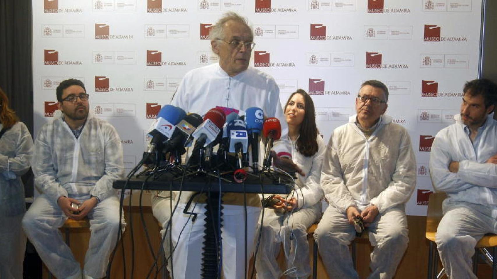 Gael de Guichen con el primer grupo de visitantes a la cueva.