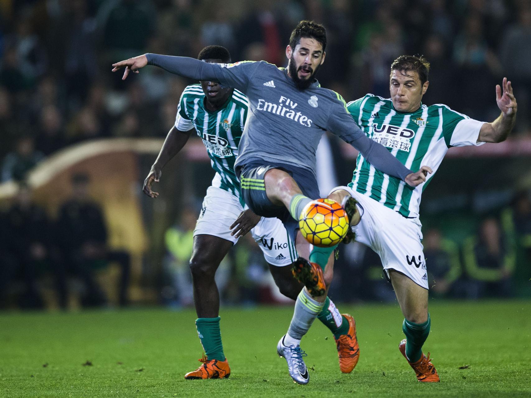 Isco pelea un balón contra el Betis.