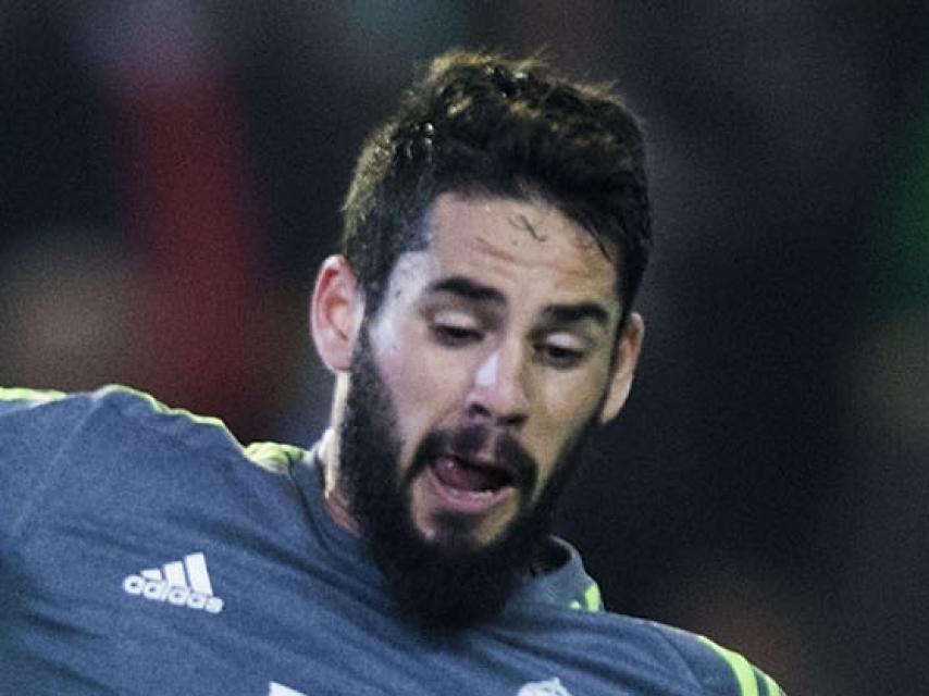 Isco pelea un balón contra el Betis.