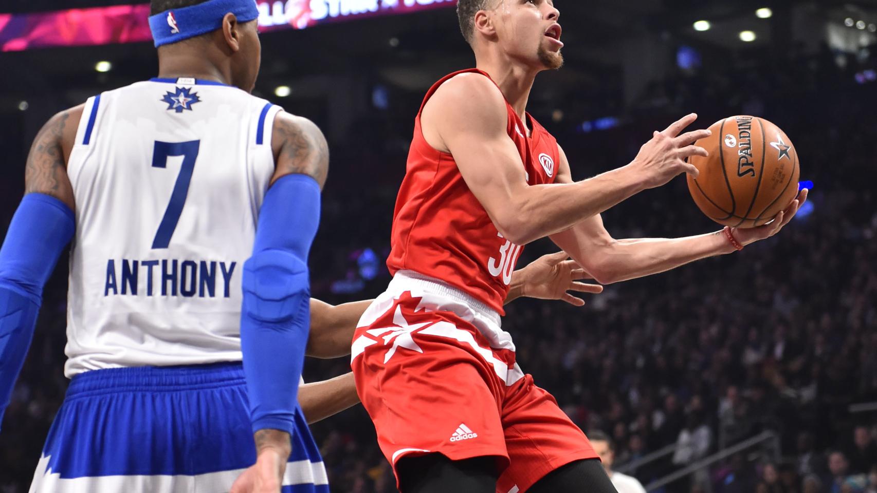 Stephen Curry intenta una bandeja ante Carmelo Anthony.