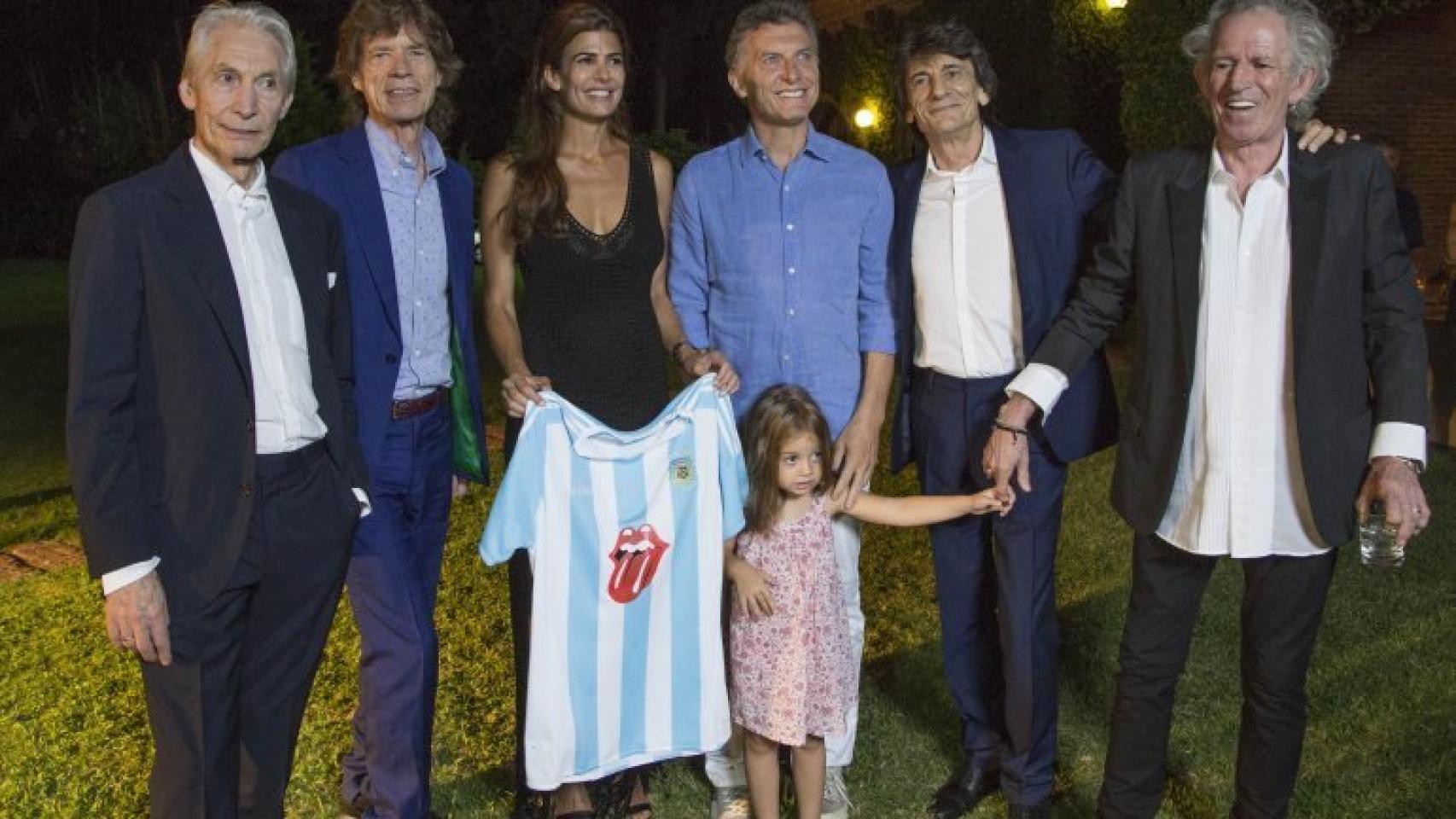 Juliana Awada, su pequeña hija Antonia y Macri junto a Ronnie Wood, Mick Jagger, Charlie Watts y Keith Richards.