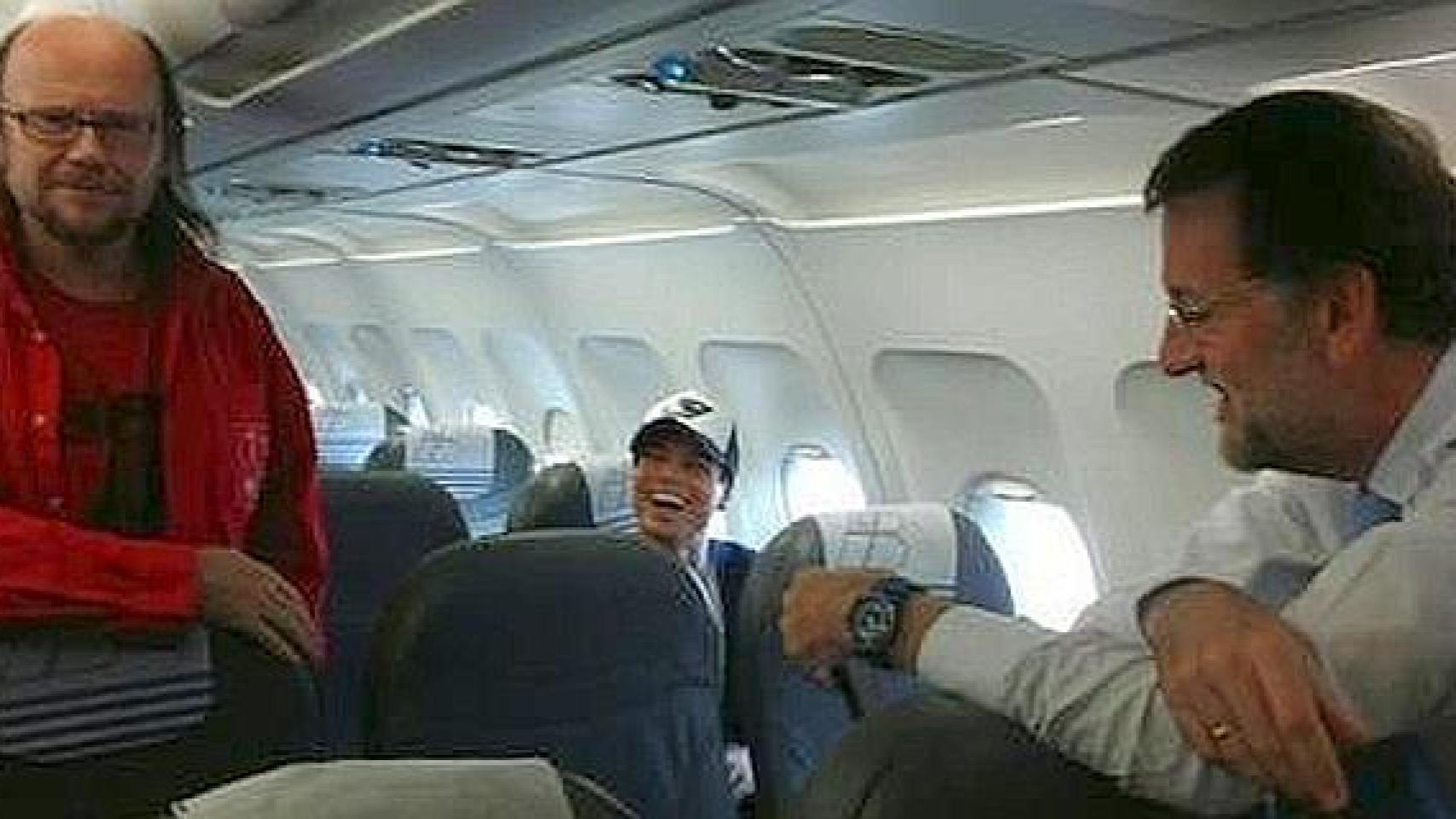 Mariano Rajoy con Santiago Segura y Enrique Iglesias en un vuelo Barcelona-Madrid