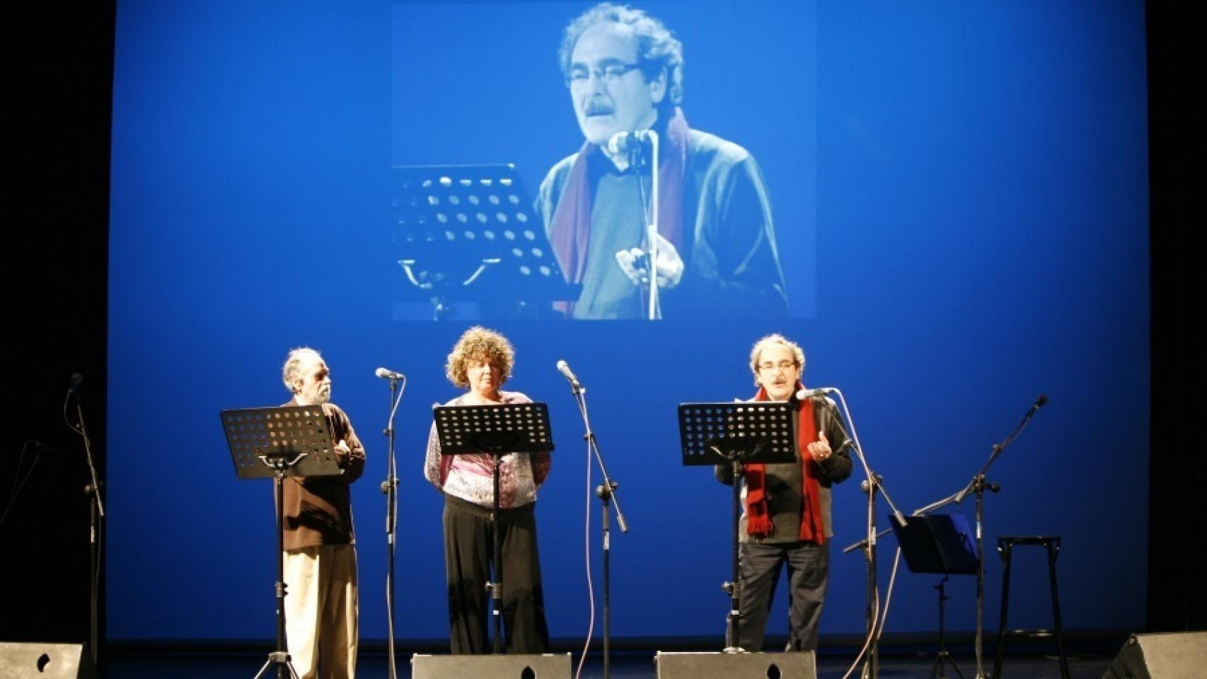 Otro momento de la actuación de la poeta en Oliva.