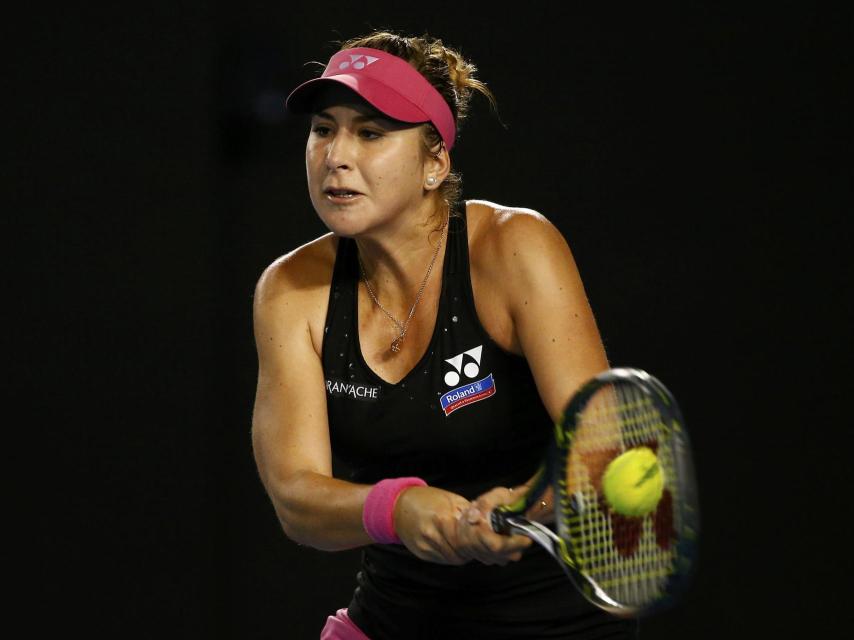 Belinda Bencic golpea la pelota.