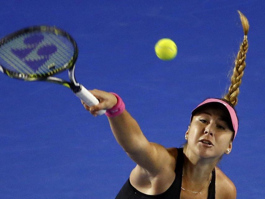 Belinda Bencic golpea la pelota.
