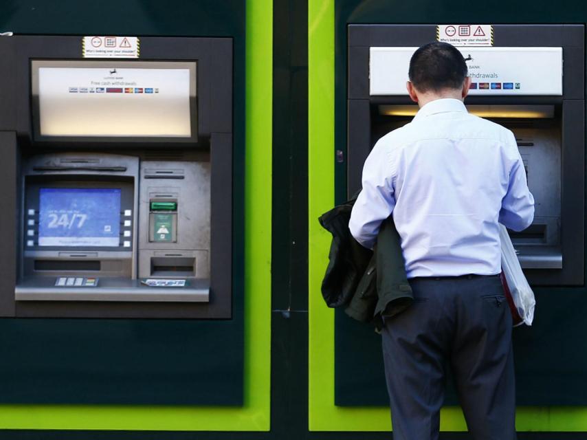 Un hombre saca dinero de un cajero en Londres