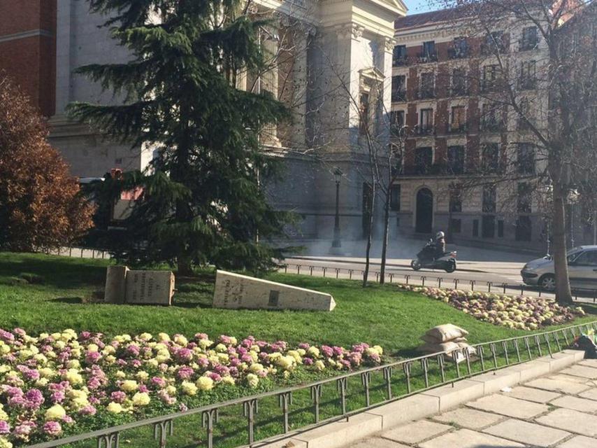 Monolito al alférez caído en La Plaza de Felipe IV Twitter de la fundación Francisco Franco