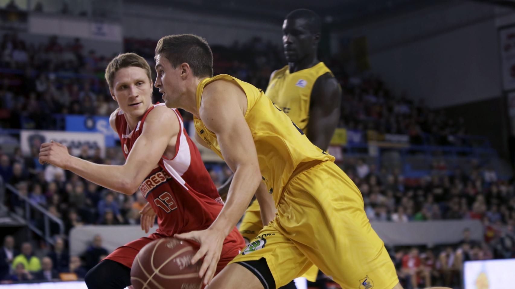 Xavi Rabaseda conduce el balón ante el Manresa.