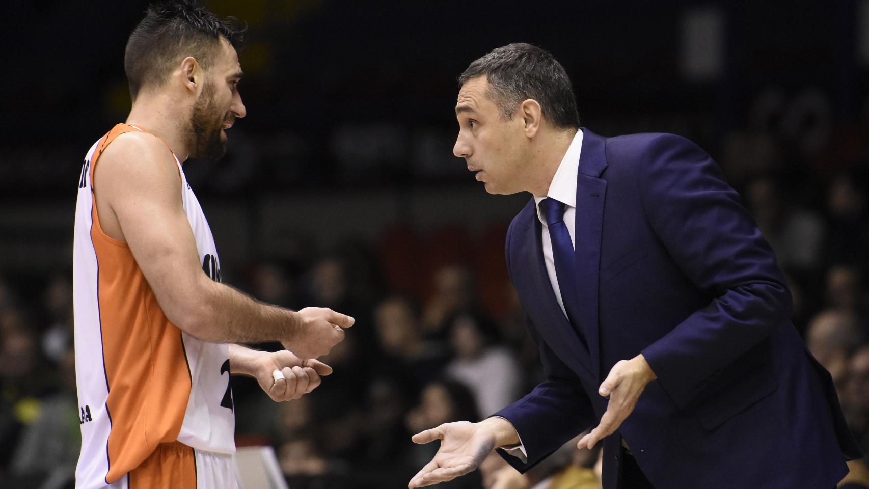 Jota Cuspinera da instrucciones a Marko Popovic durante un partido.