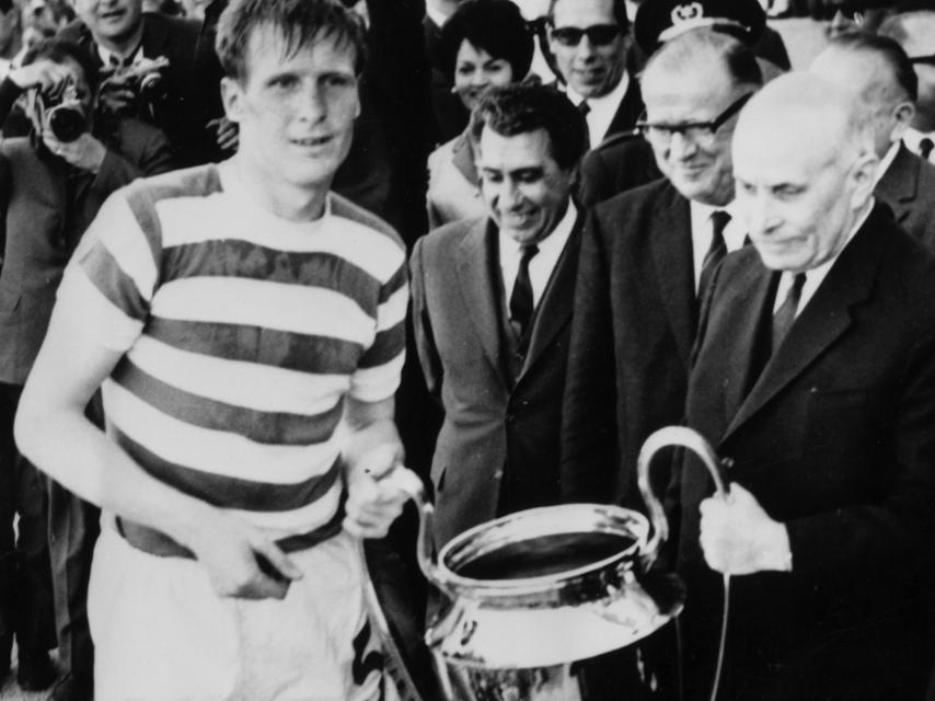 Billy McNeill levanta la Copa de Europa con el presidente de portugal.