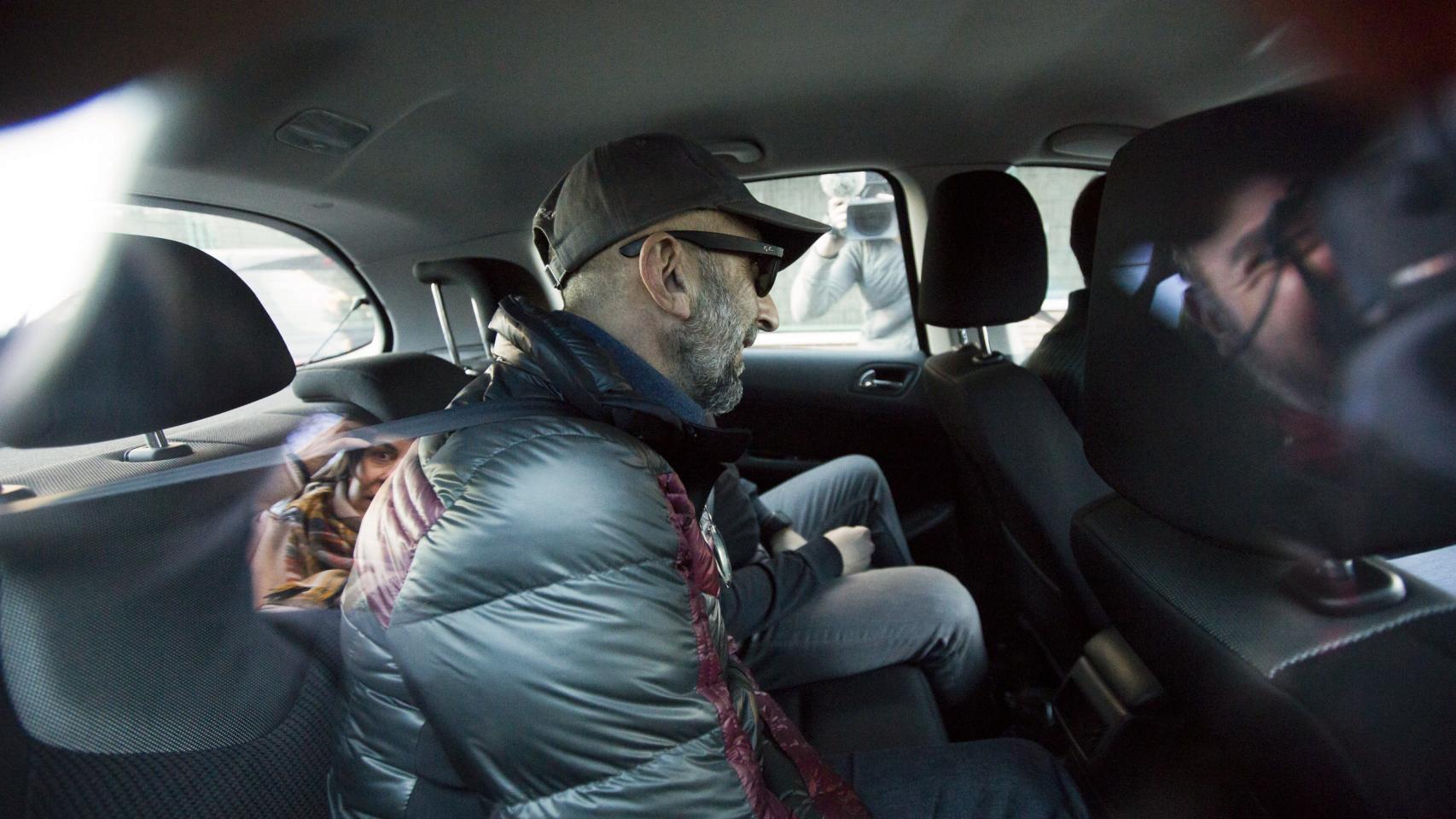 El dueño de Vitaldent, Ernesto Colman, detenido en un coche policial.