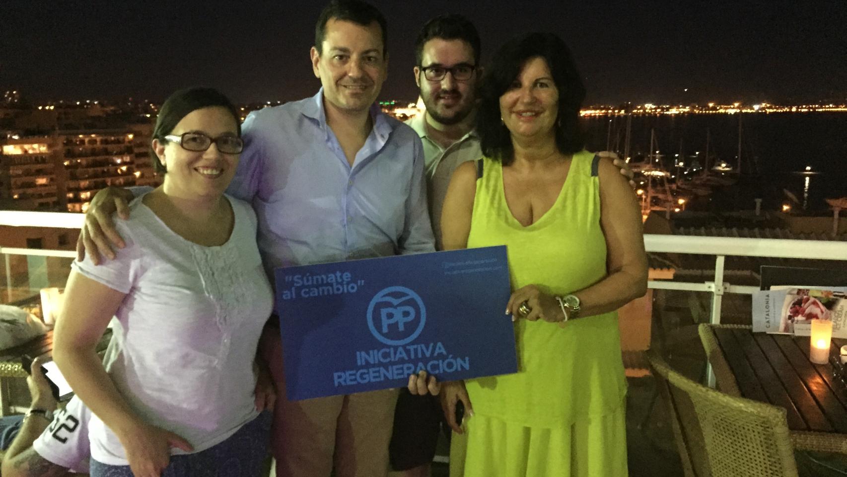 El popular José Luis Bayo (2i) al presentar una iniciativa de regeneración.