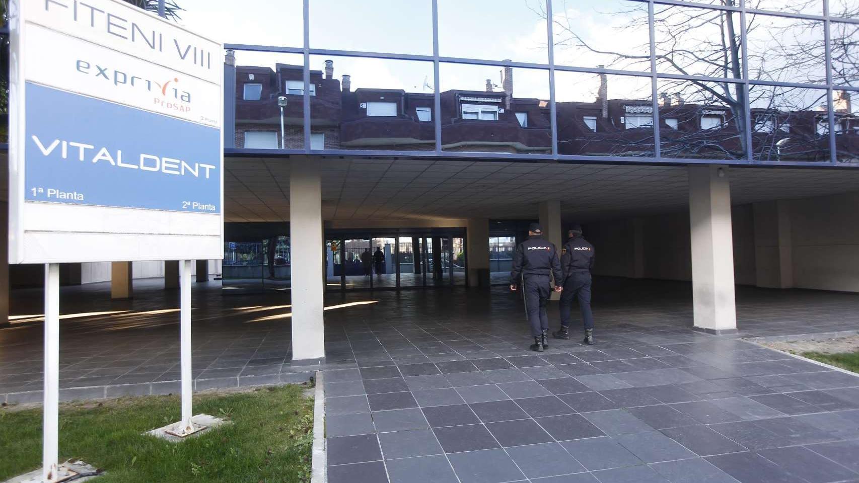 Agentes de Policía durante el registro de las oficinas de Vitaldent en Las Rozas (Madrid)