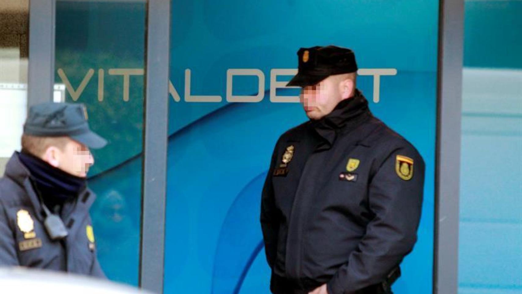 Policía en las dependencias de Vitaldent.