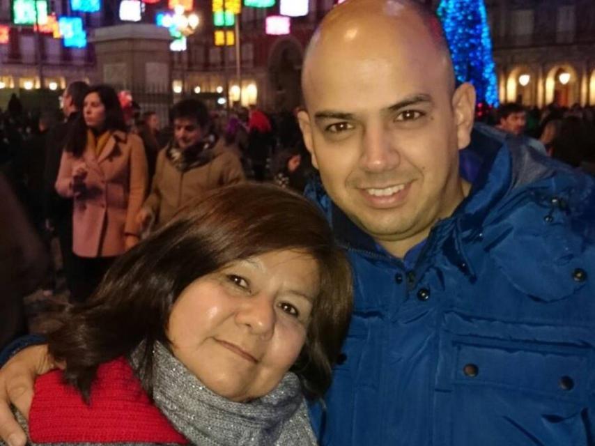 Olga Villalba, la primera mujer del fundador de Vitaldent con su hijo, Christian