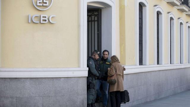 Agentes en la sede del ICBC en el Paseo de Recoletos, 12 (Madrid)
