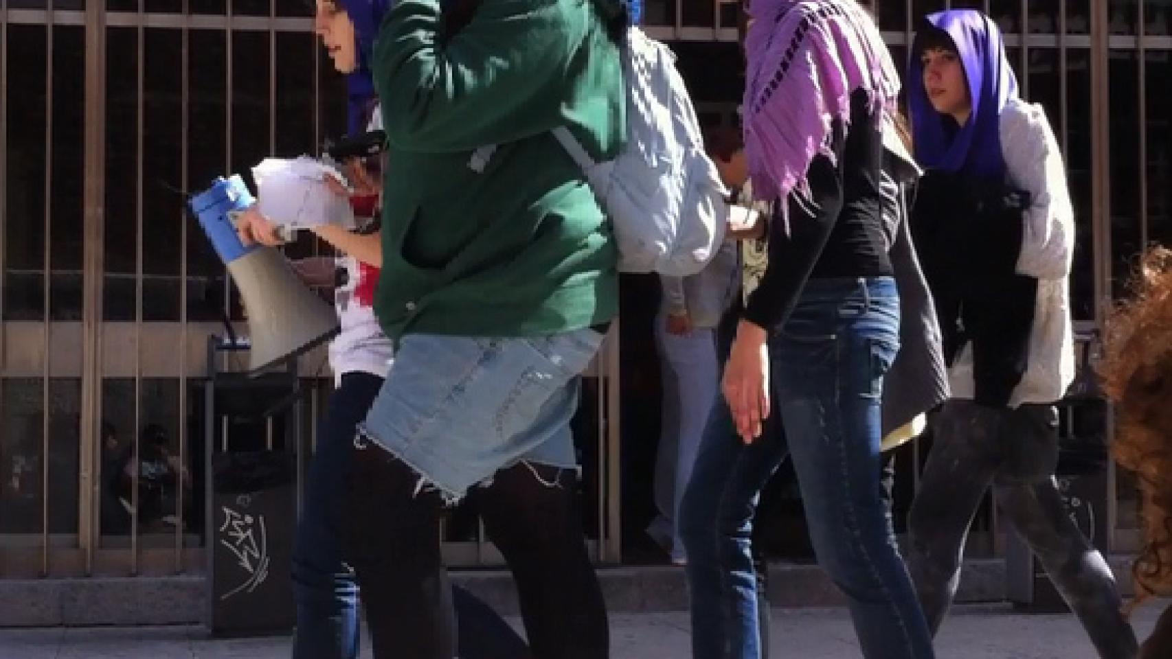 La concejala del ayuntamiento de Madrid, con un pañuelo morado en la cabeza.