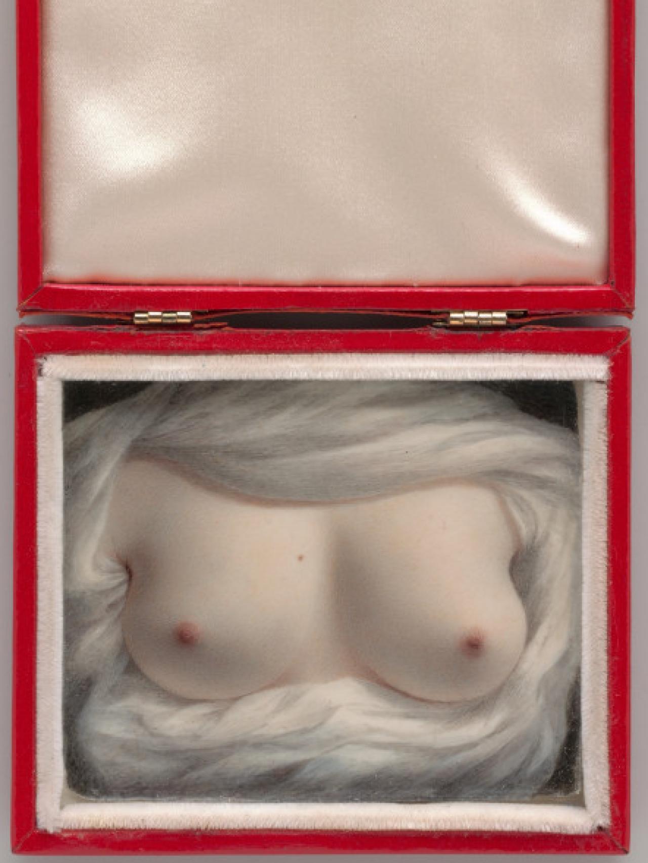 La cajita que esconde el secreto de la pintora.