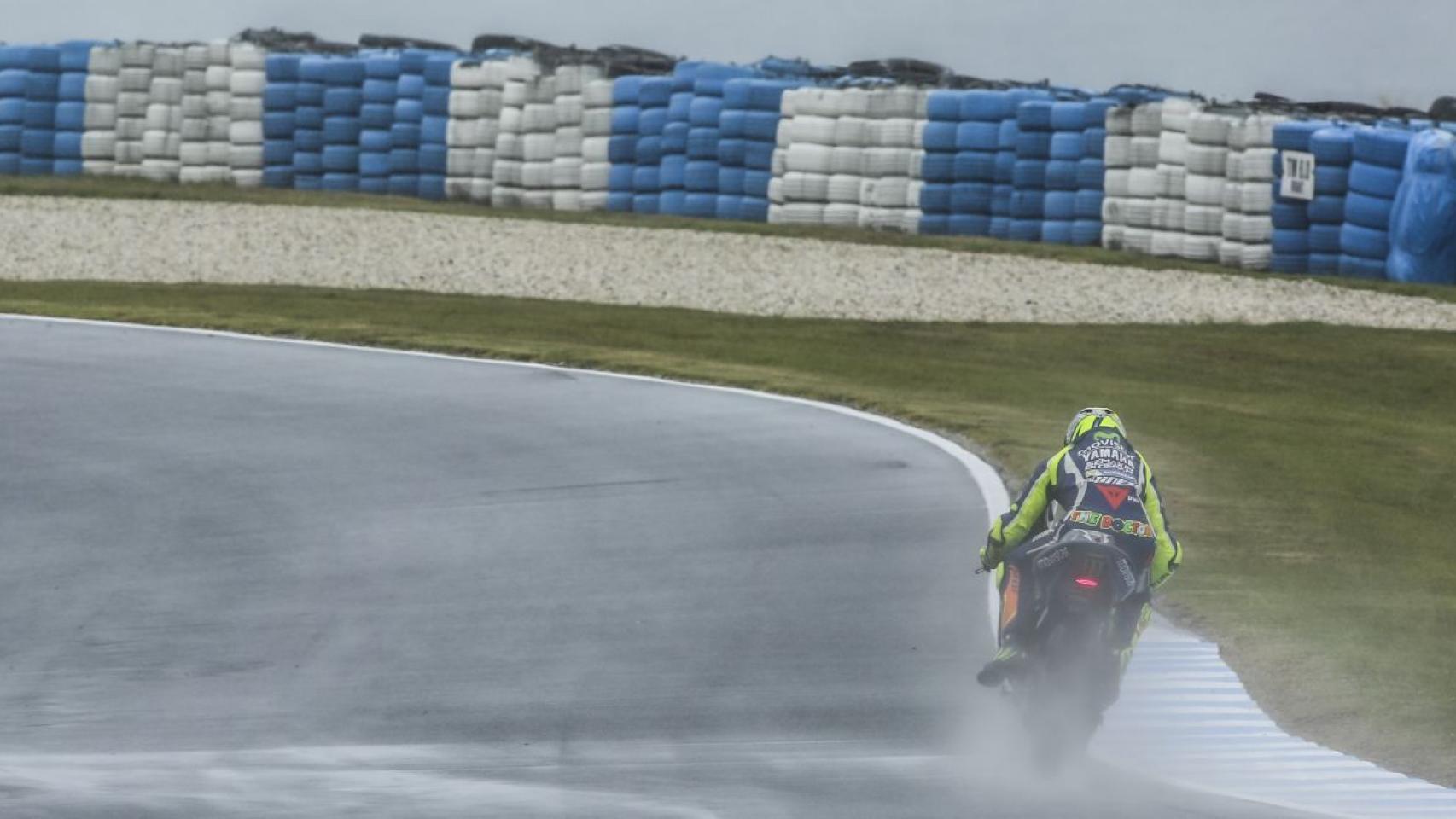 Rossi rueda bajo la lluvia en Phillip Island
