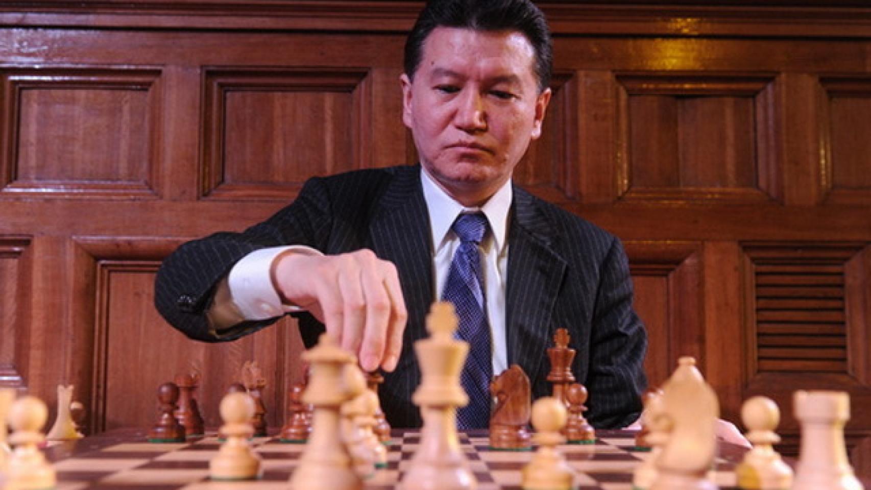 Kirsan Iliumzhínov, tras una mesa de ajedrez.