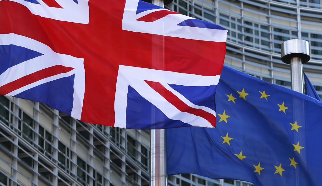 Banderas de Reino Unido y la UE ondean frente a la sede de la Comisión