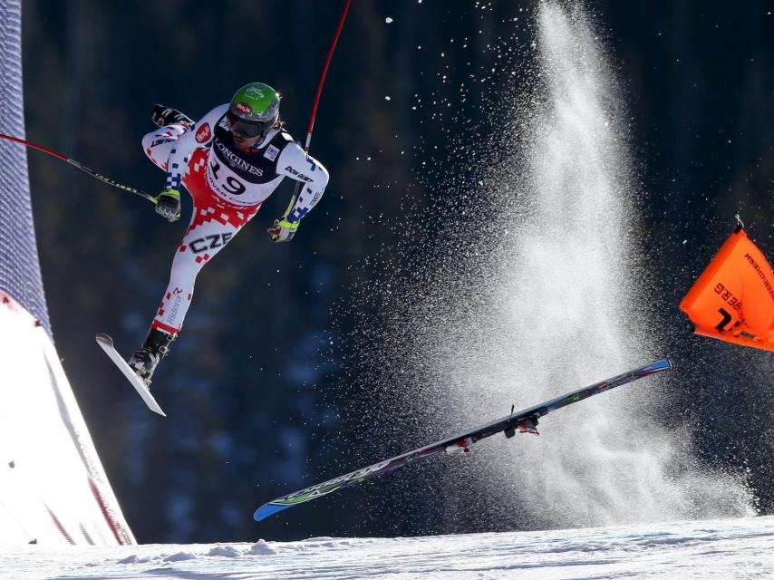 Caida del esquiador Ondrej Bank, durante una competición en Beaver Creek.