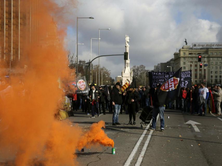 Los taxistas protestan en la Plaza de Colón, en Madrid.