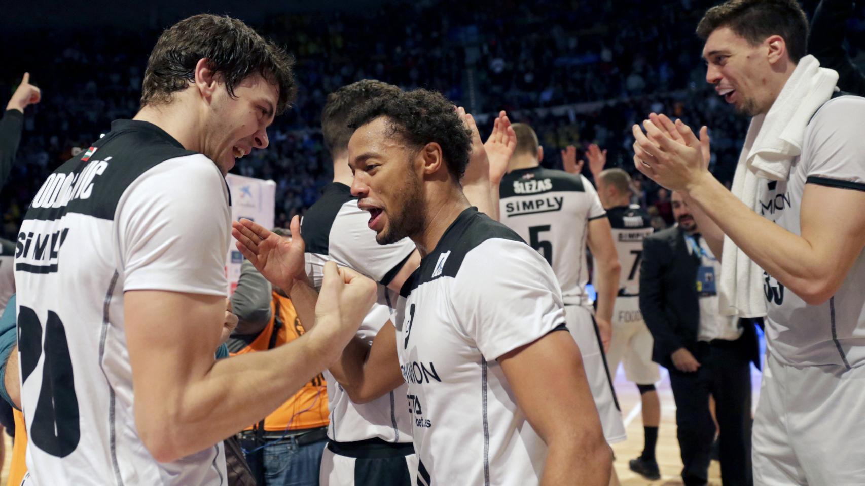 Los jugadores del Dominion Bilbao Basket celebran la victoria.