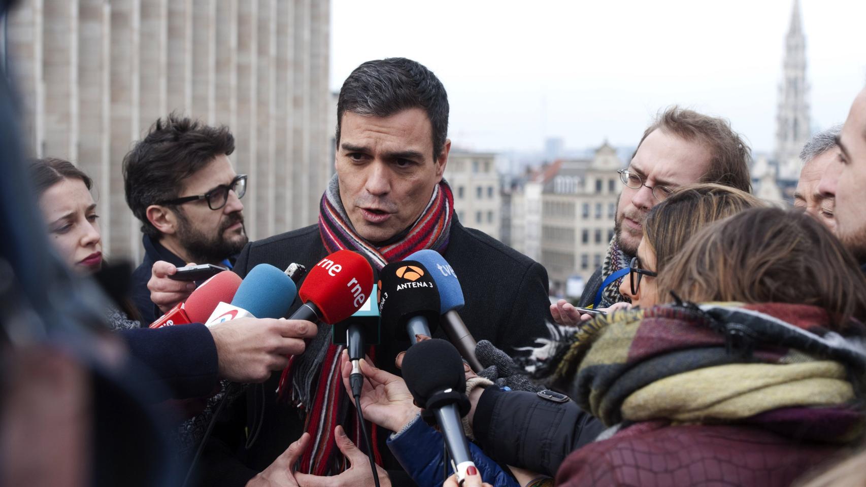 Pedro Sánchez este jueves a las puertas del Parlamento europeo.