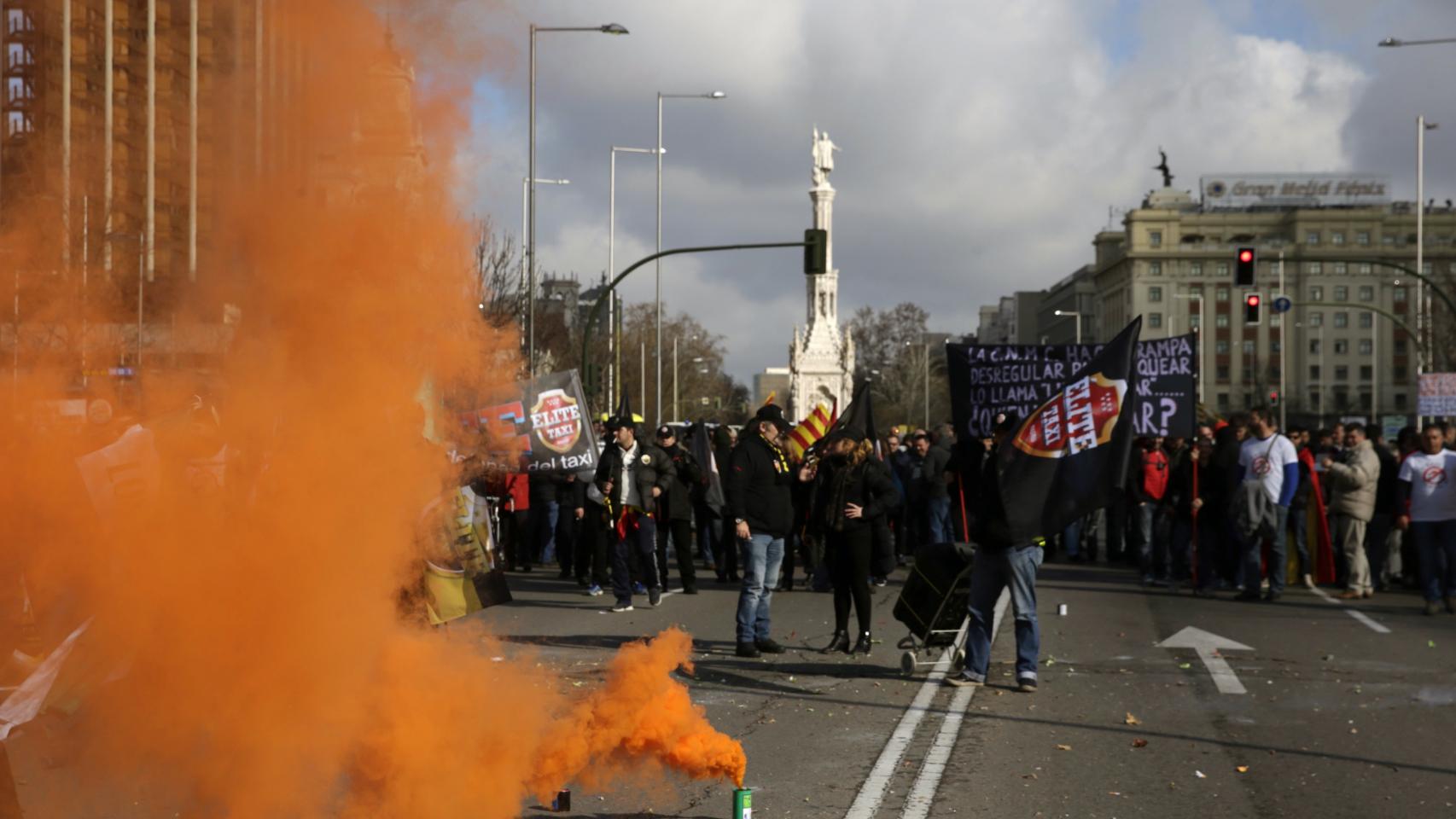 Botes de humo colocados por los manifestantes durante la protesta de los taxistas´.