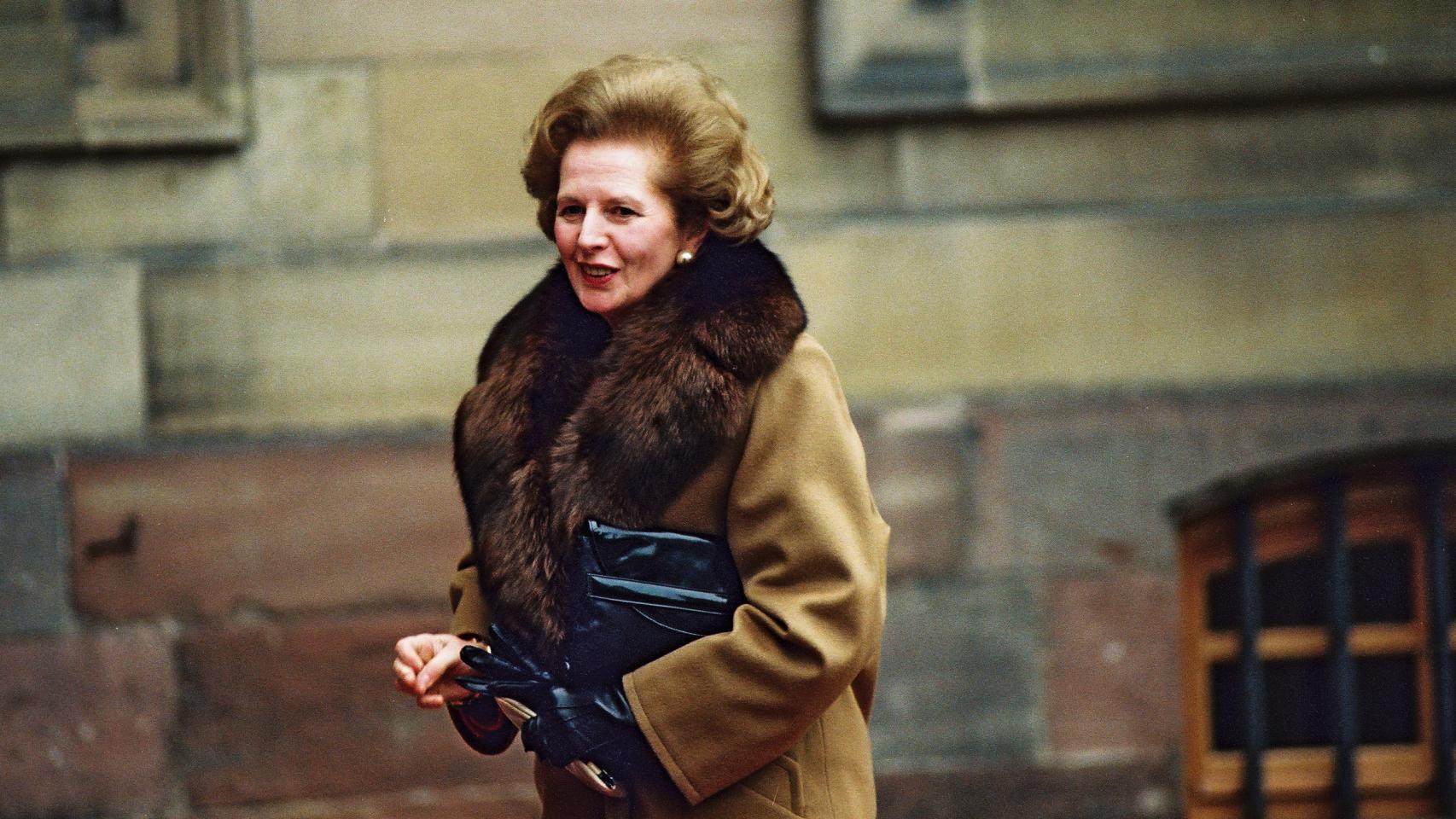 Margaret Thatcher llega a una cumbre europea en 1989