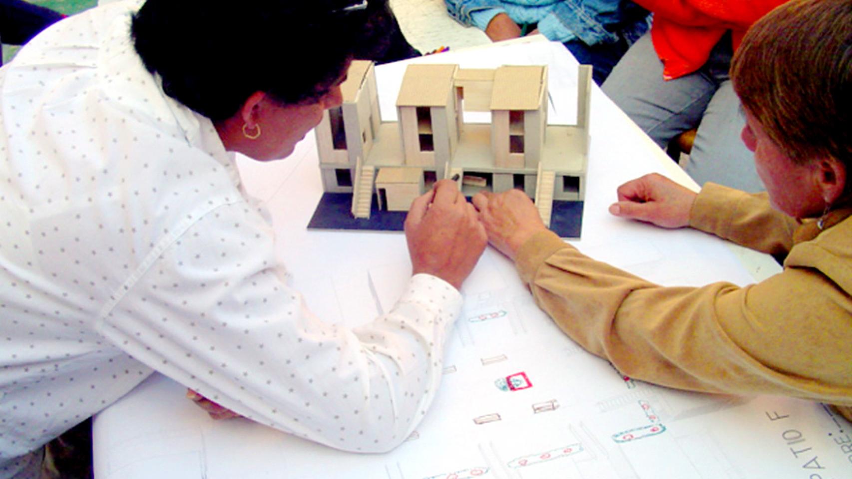 Vecinos toman partido en la construcción del barrio.