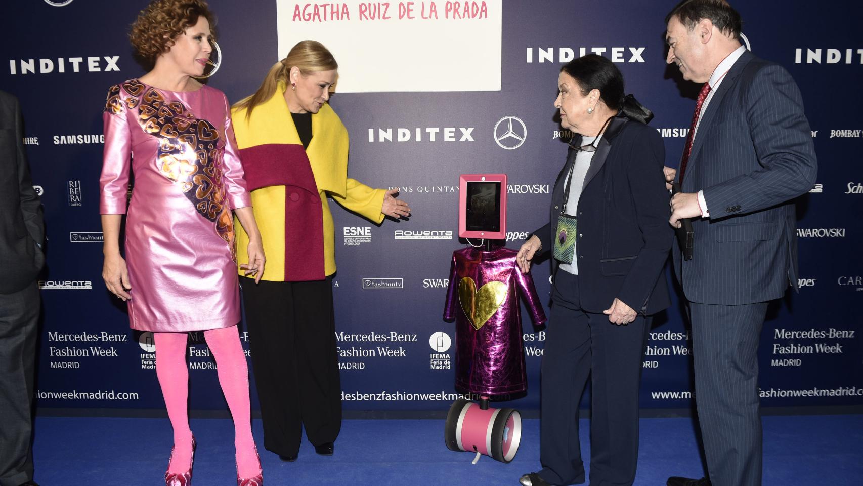 Agatha, Cristina Cifuentes, presidenta de la Comunidad de Madrid, Cuca Solana, directora de la pasarela y Pedro J. Ramírez, director de EL ESPAÑOL
