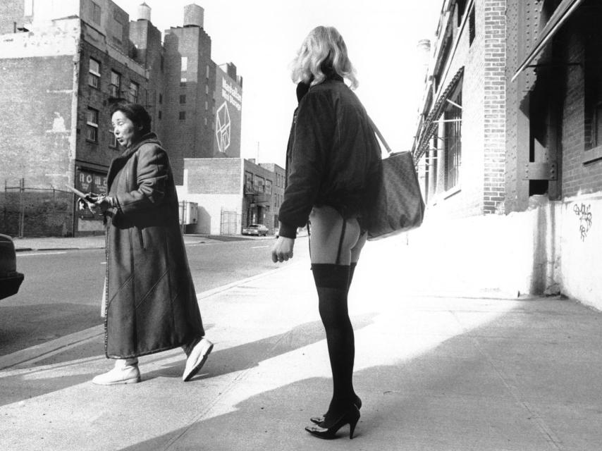 Mujeres haciendo la calle en la ciudad.