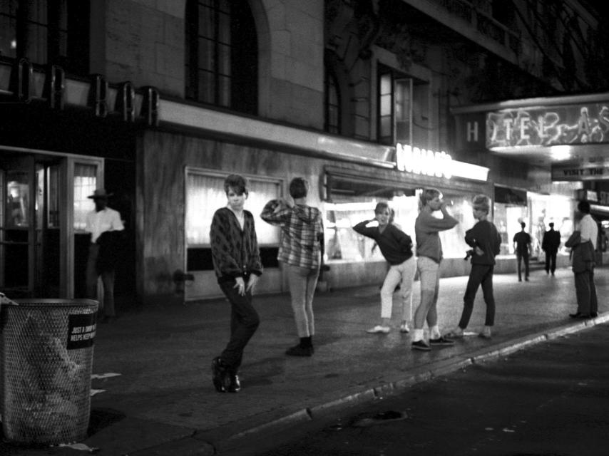 Unos jóvenes homosexuales en el Village.