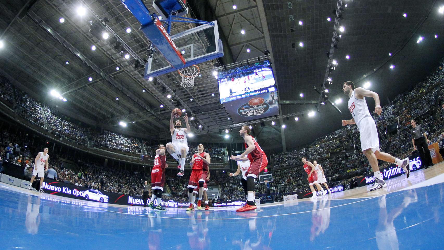 Sergio Llull penetra a canasta durante el encuentro.
