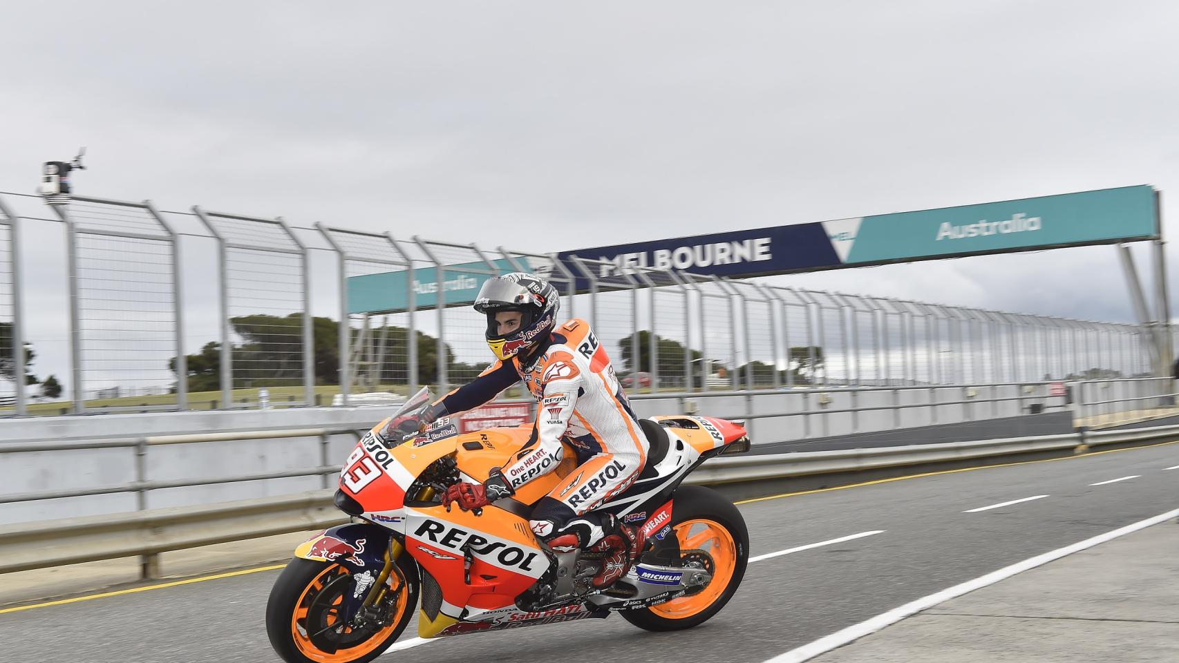 Márquez sale de su box, en la última sesión de entrenamientos en Phillip Island