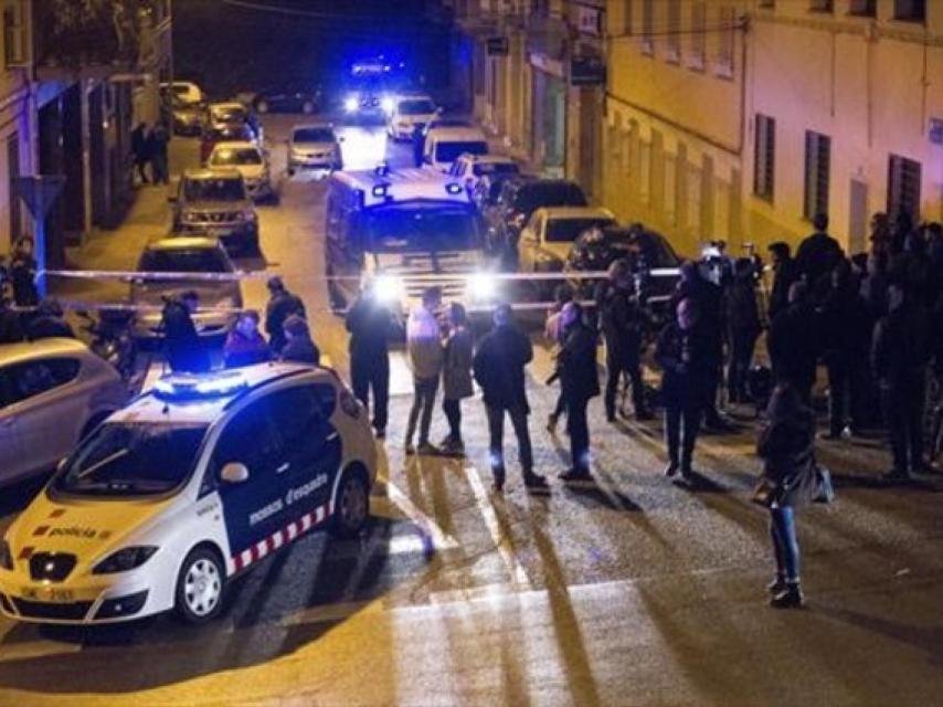 Mossos d'Escuadra frente a la vivienda de Terrassa donde aparecieron los cuerpos.
