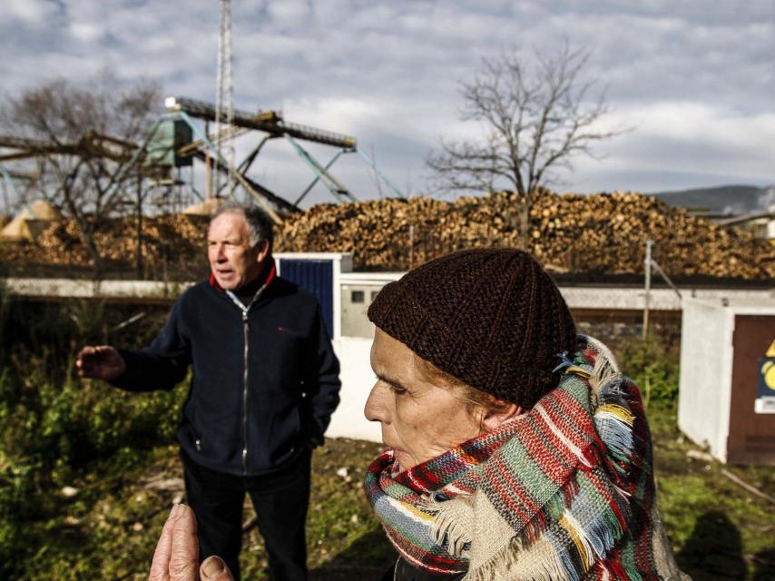Los vecinos junto a la planta de celulosa.