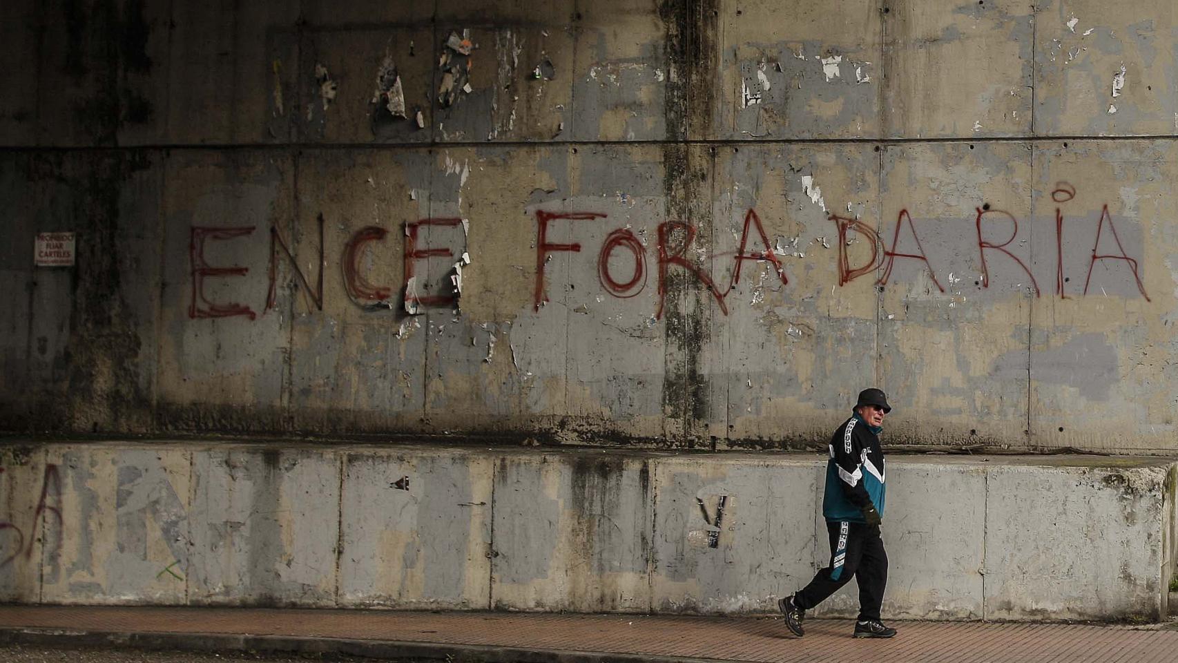 Una pintada contra la fábrica.