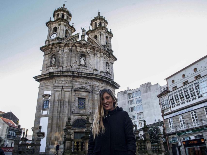 Mireya en la plaza de la Peregrina.