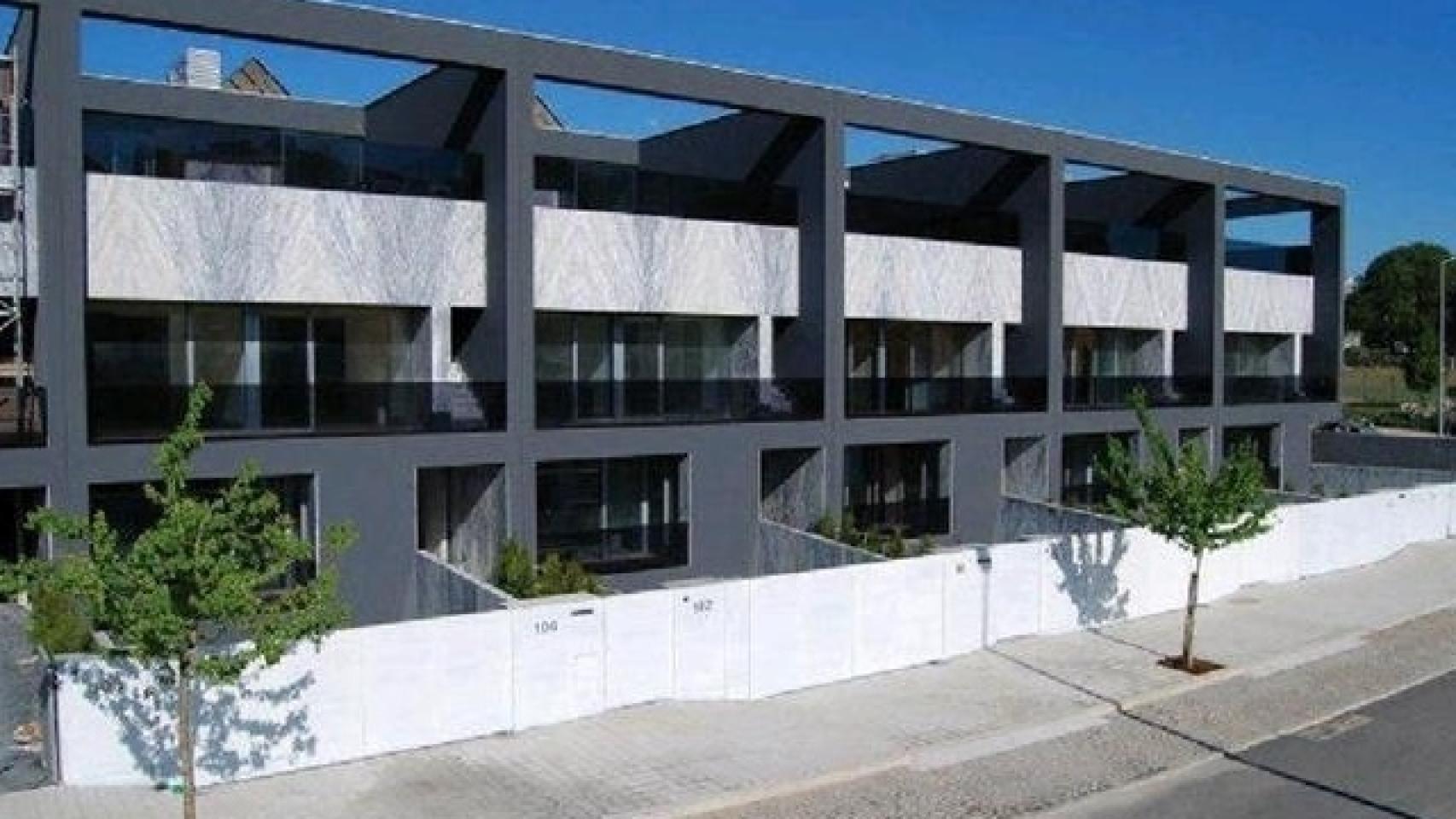 Fachada del edificio de la vivienda de Iker y Sara en Oporto