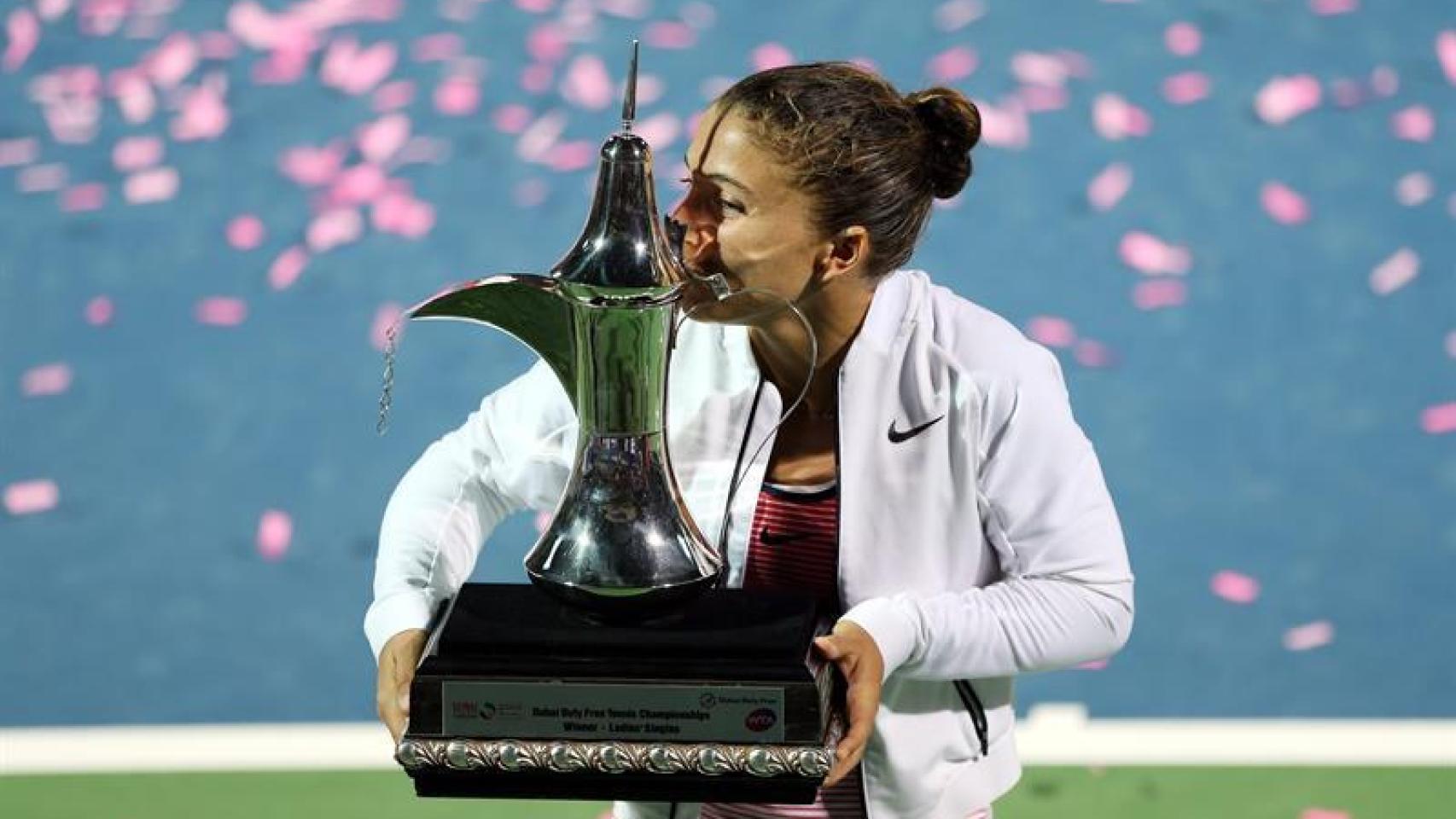 Errani, con el trofeo tras ganar el torneo de Dubái.