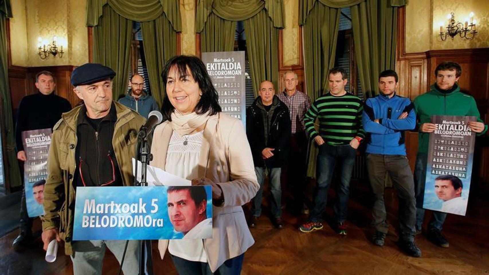 El actor Ramón Agirre (i), y la periodista Arritxu Iribar (d), durante la presentación.