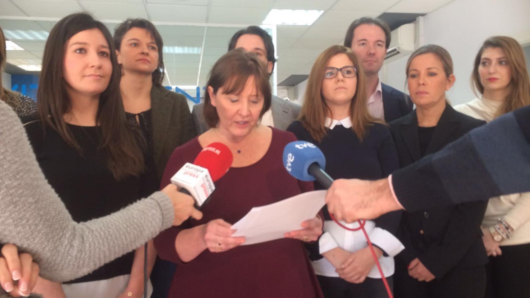 Los odontólogos de Vitaldent  leen el manifiesto de protesta.