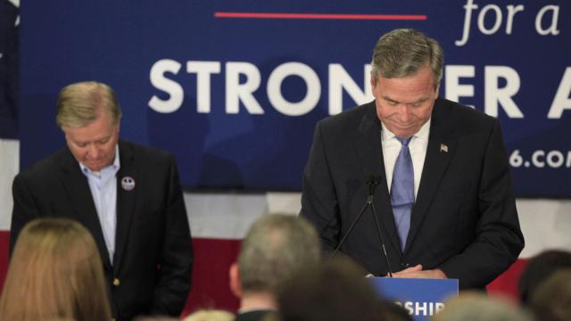 Bush, apenado, tras anunciar su decisión.