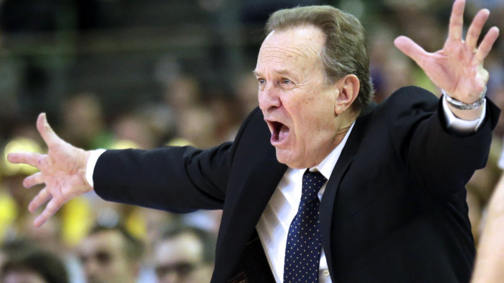 Aíto García Reneses da instrucciones durante la Copa.