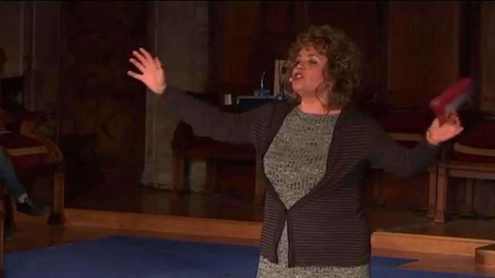 Dolors Miquel durante su actuación en el Saló de Cent del Ayuntamiento de Barcelona