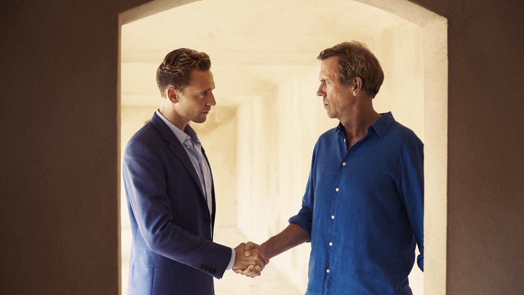 Tom Hiddleston y Hugh Laurie en El infiltrado.